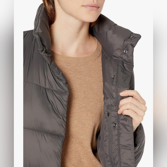 Amazon Essentials Women's Lightweight Water-Resistant Longer Cocoon Puffer - Picture 3 of 7